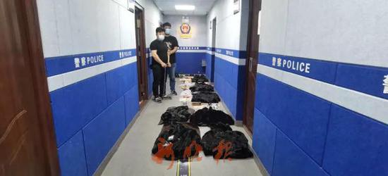 黑龙江这帮外卖小哥挨家敲门 外卖箱里装的却不是食品