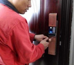 桂林秀峰区开锁换锁专业开保险柜汽车防盗门等